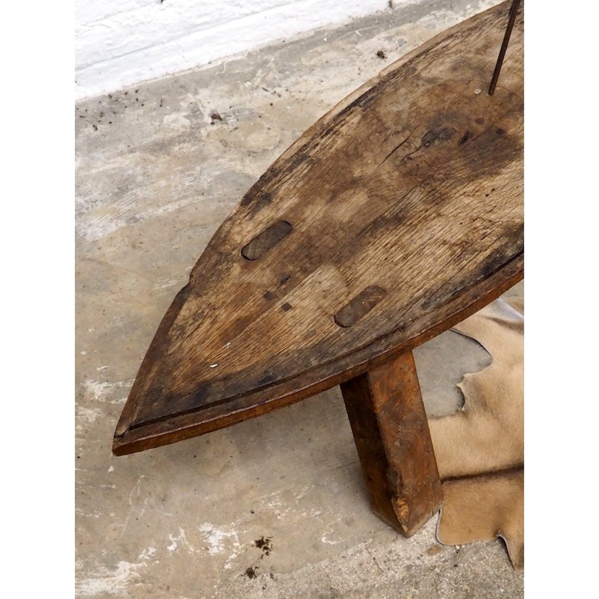 Table basse brutaliste Léonie N°436 - Bon état bois foncé, DEBONGOUT