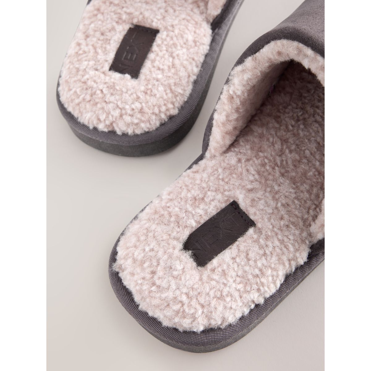 Chaussons mules en micro daim gris, NEXT