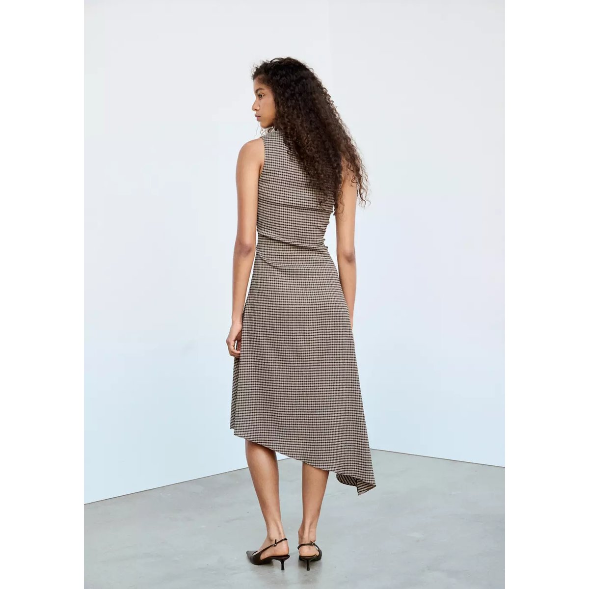 Robe à carreaux avec bas asymétrique marron, MANGO