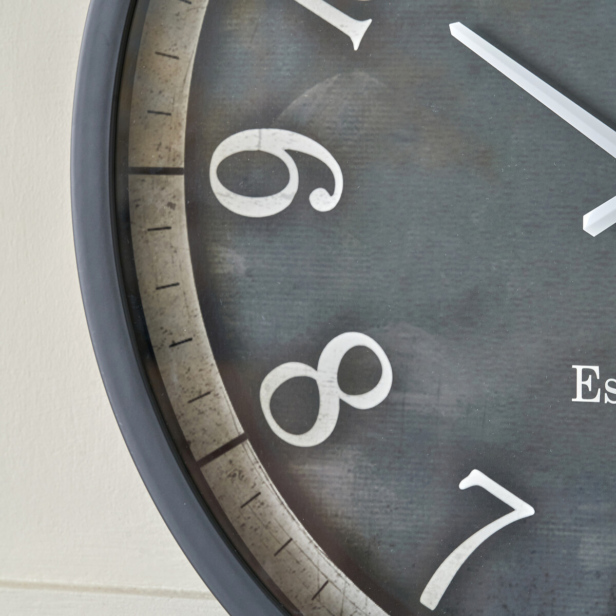 61cm Black Wood Effect Round Wall Clock black/white, ÉDITÉ