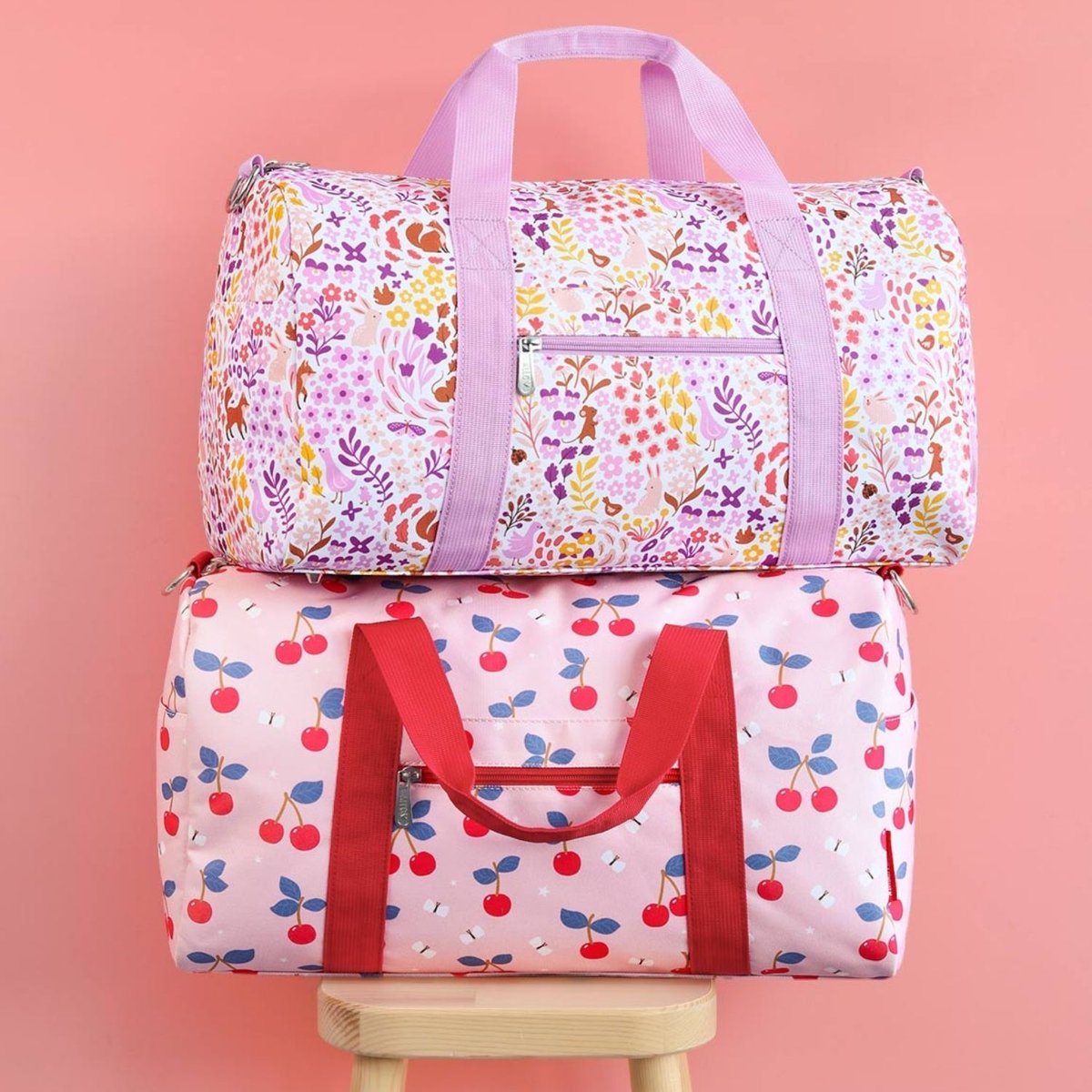Sac de voyage rose, rouge, violet, A LITTLE LOVELY COMPANY