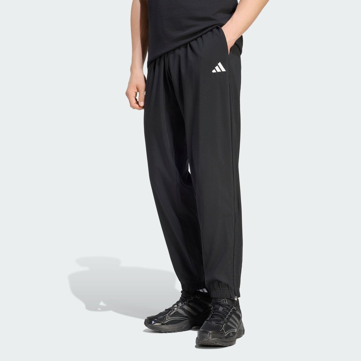 Pantalon Bord-Côte Fuselé Tissé Petit Logo Essentials Stanford Lite Pantalon Bord-Côte Fuselé Tissé Petit Logo Essentials Stanford Lite black / white, ADIDAS SPORTSWEAR