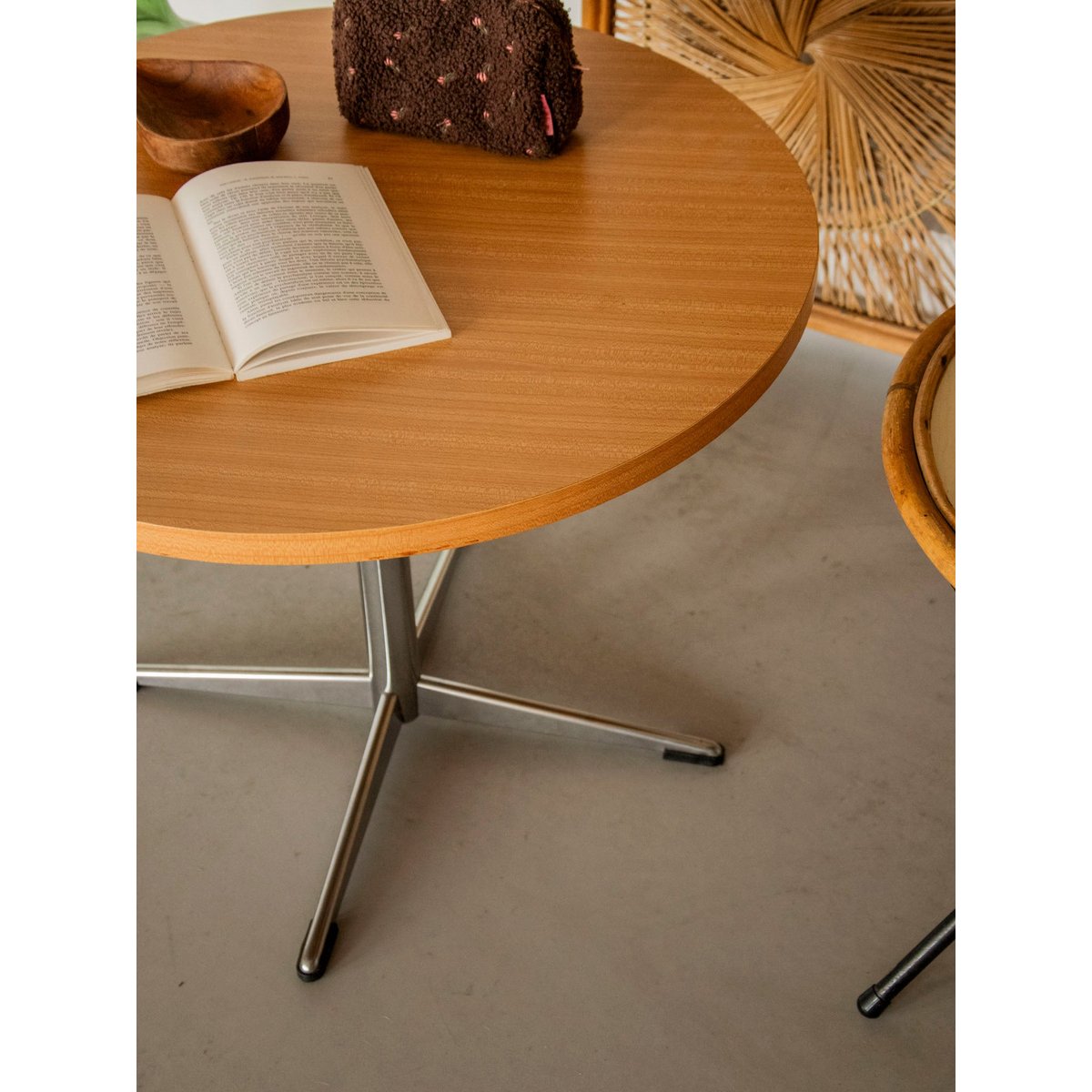 Table basse au charme sixties Donna N°1540 - Bon état bois clair, DEBONGOUT