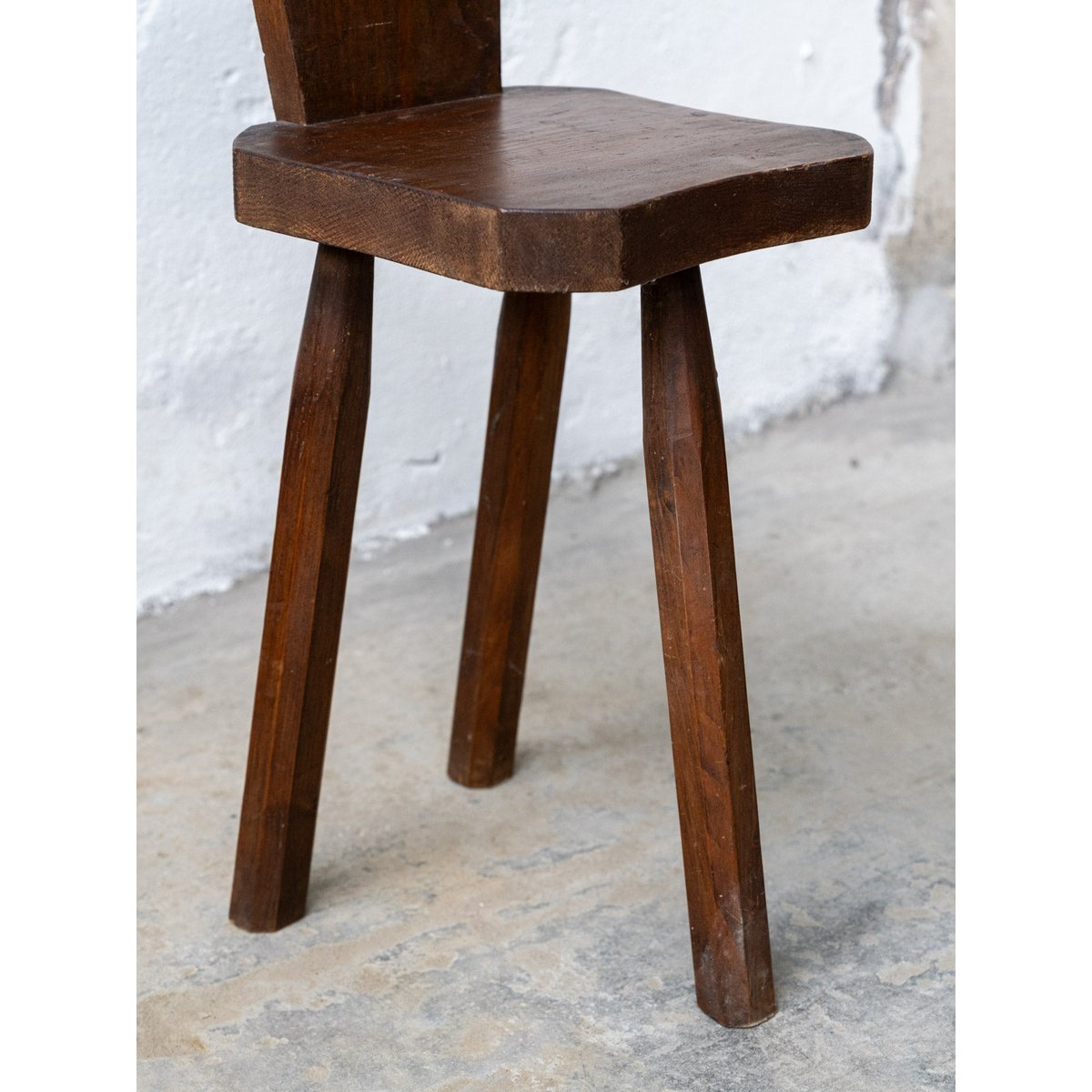 Chaise primitive en bois massif Claude N°1697 - Bon état bois foncé, DEBONGOUT