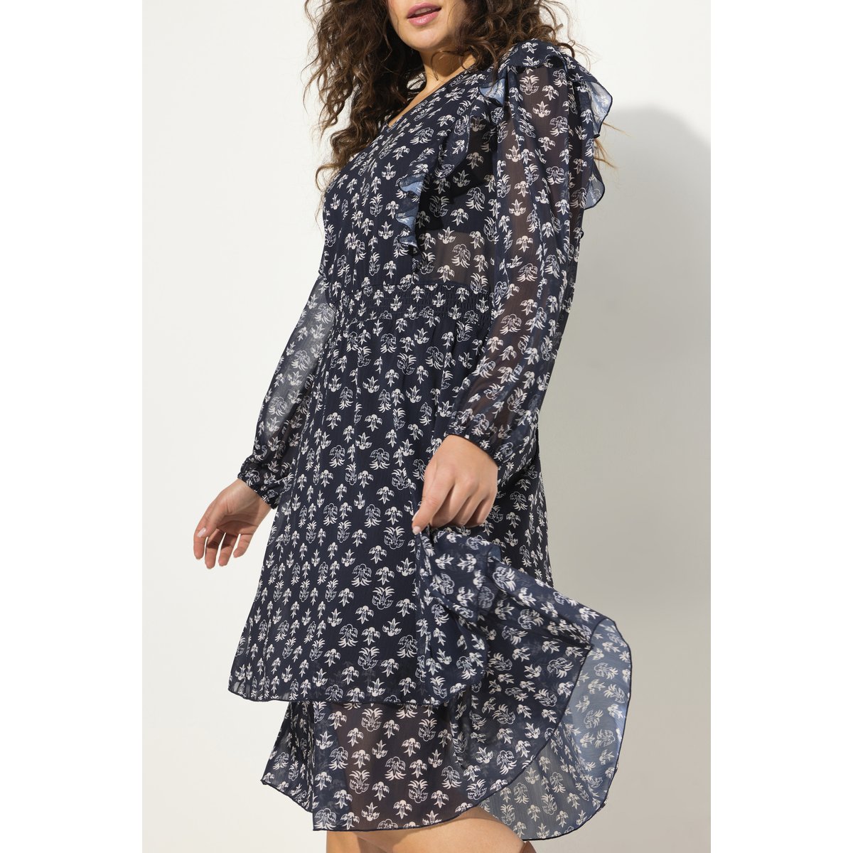 Robe doublée avec ruchés. Décolleté en V marine, ULLA POPKEN
