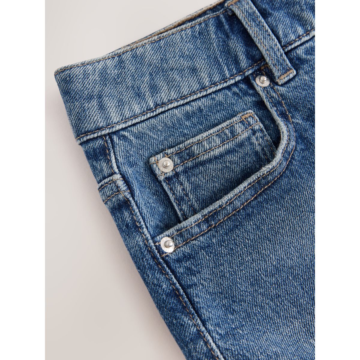Jupe en denim longueur genou bleu moyen, NEXT