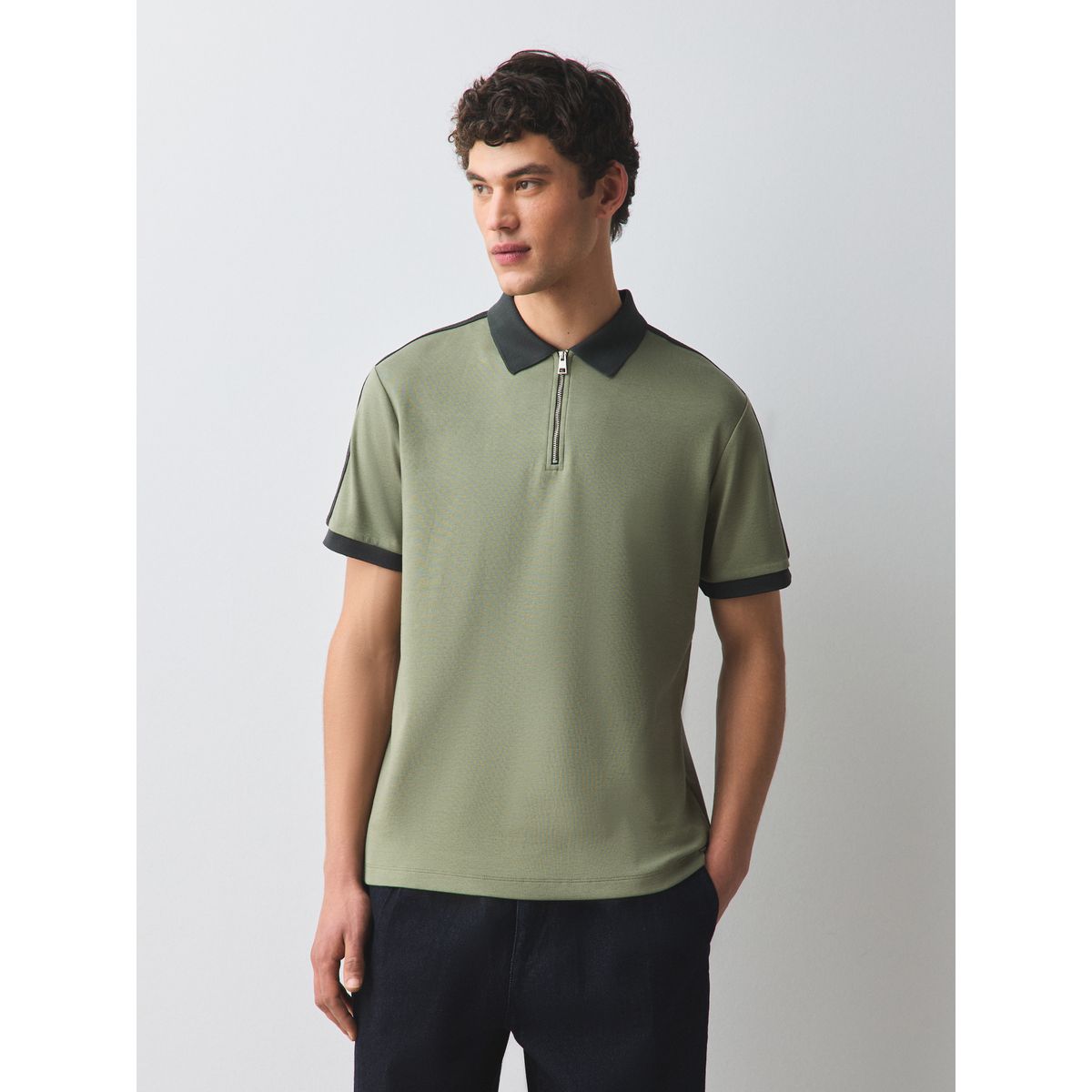 Polo avec rayures sur les manches vert kaki, NEXT