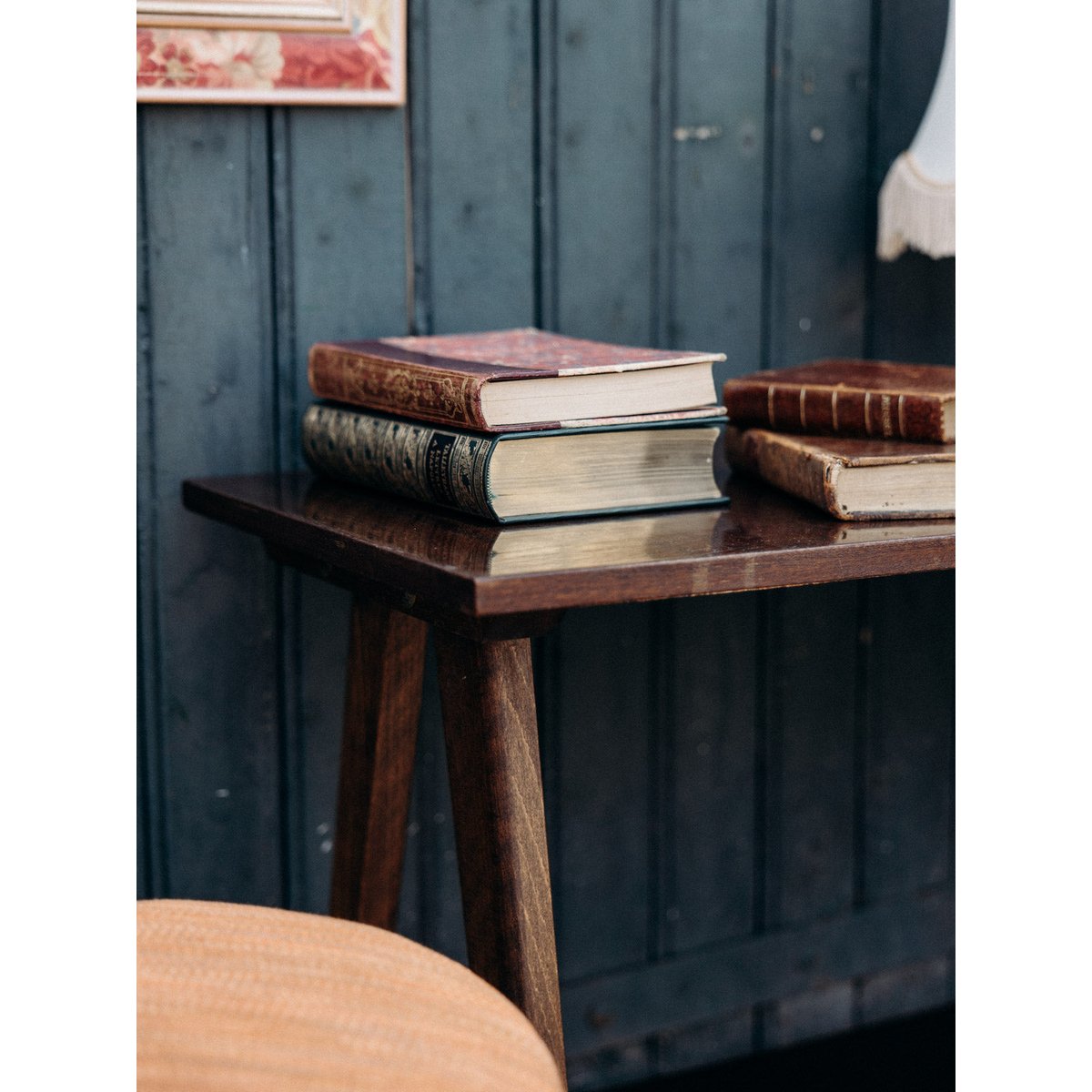 Table d'appoint en bois foncé Francine N°989 - Bon état bois foncé, DEBONGOUT