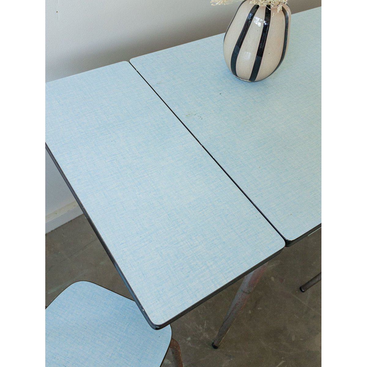 Table à manger en formica Karla N°1272 - Bon état bleu clair, DEBONGOUT