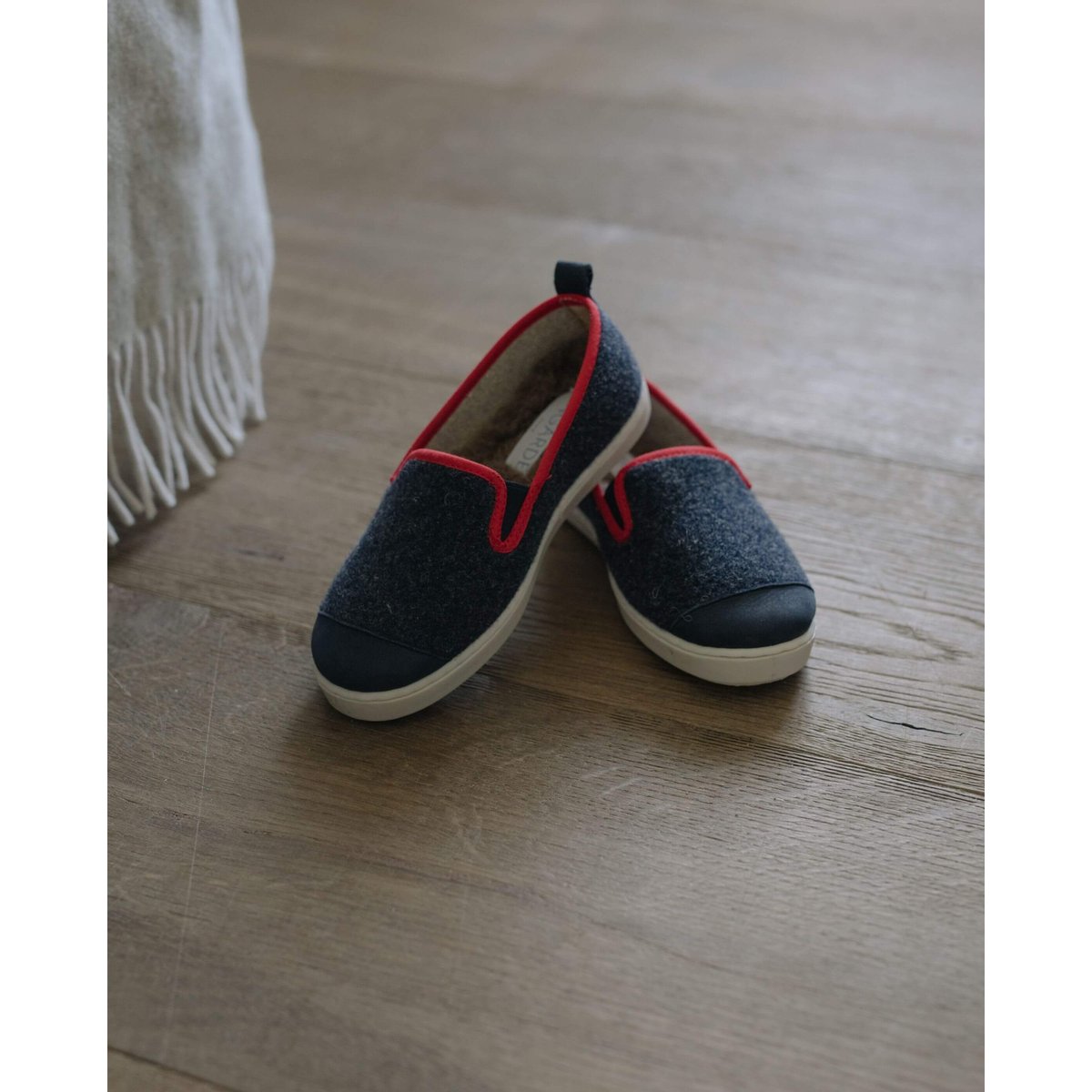 Chaussons en laine recyclée bleu marine rouge, ANGARDE