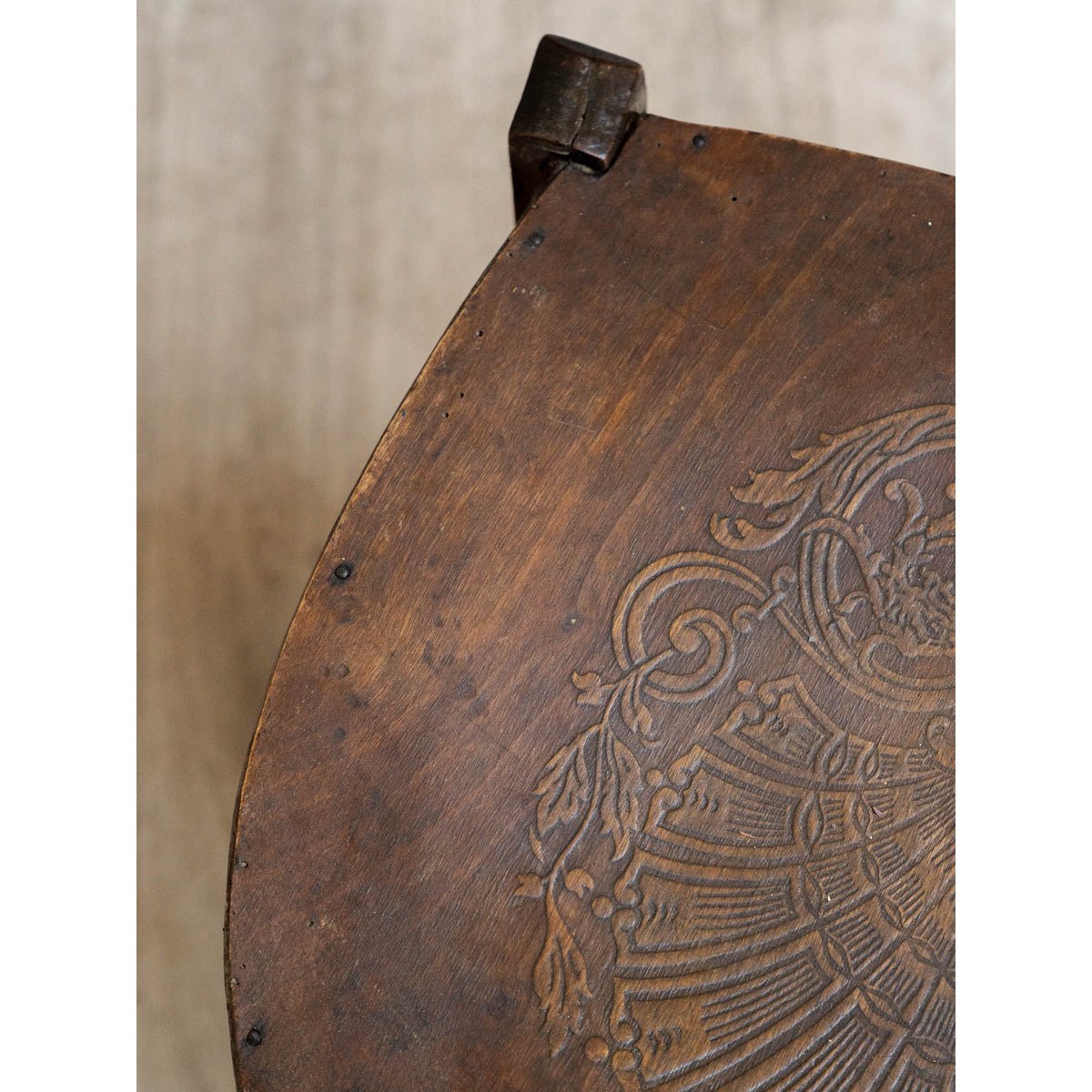 Paire de chaises sculptées en bois Claude N°1676 - Bon état bois foncé, DEBONGOUT