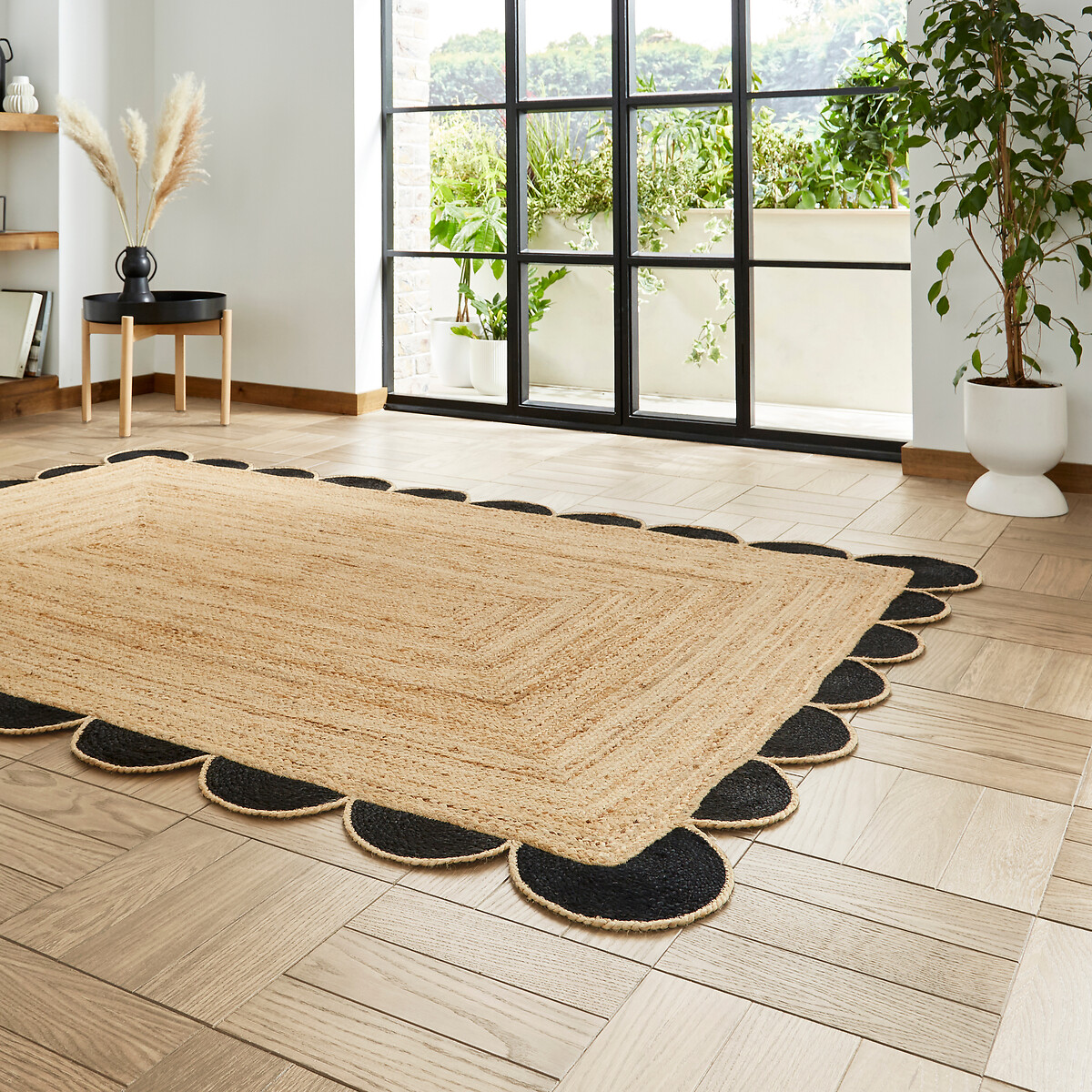 Scalloped Boho Jute Rug black, SO'HOME