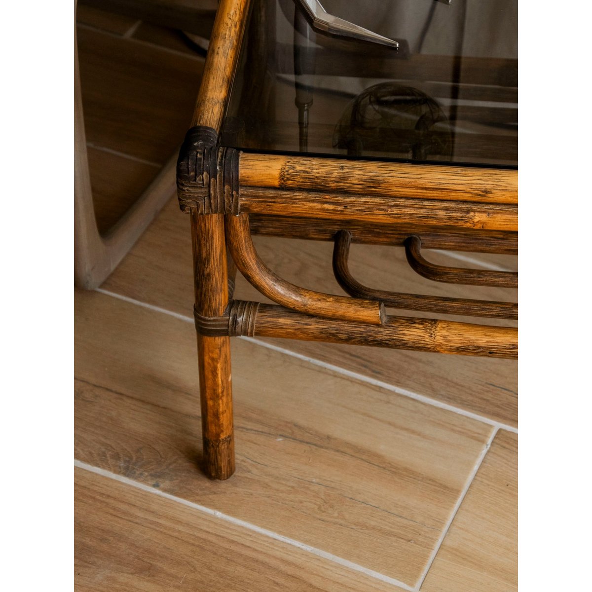 Table basse en rotin et verre fumé Léonie N°1090 - Bon état bois foncé, DEBONGOUT