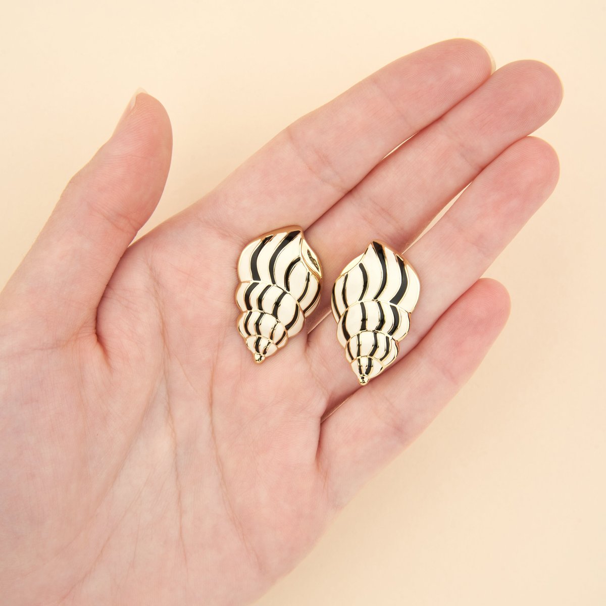Boucles d'oreilles Coquillage Métal blanc et noir, COUCOU SUZETTE