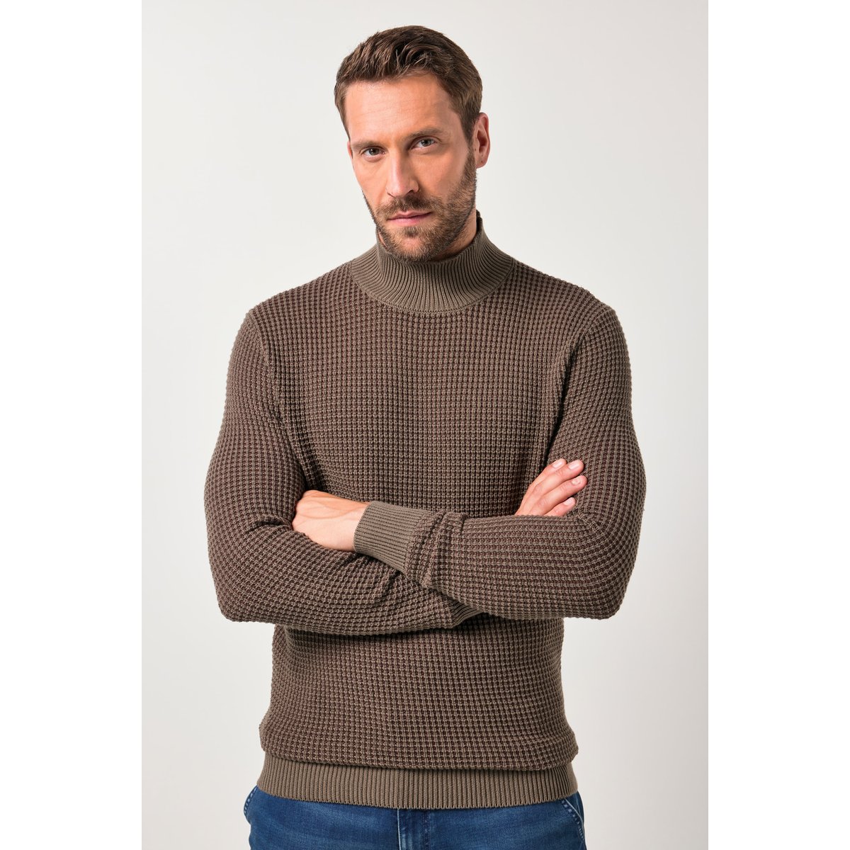 Pull à col roulé en maille texturée brunâtre, JP1880