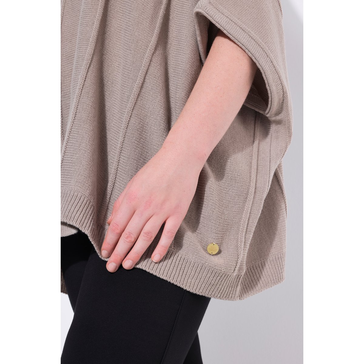 Poncho oversize en maille côtelée, col roulé marron pâle, ULLA POPKEN