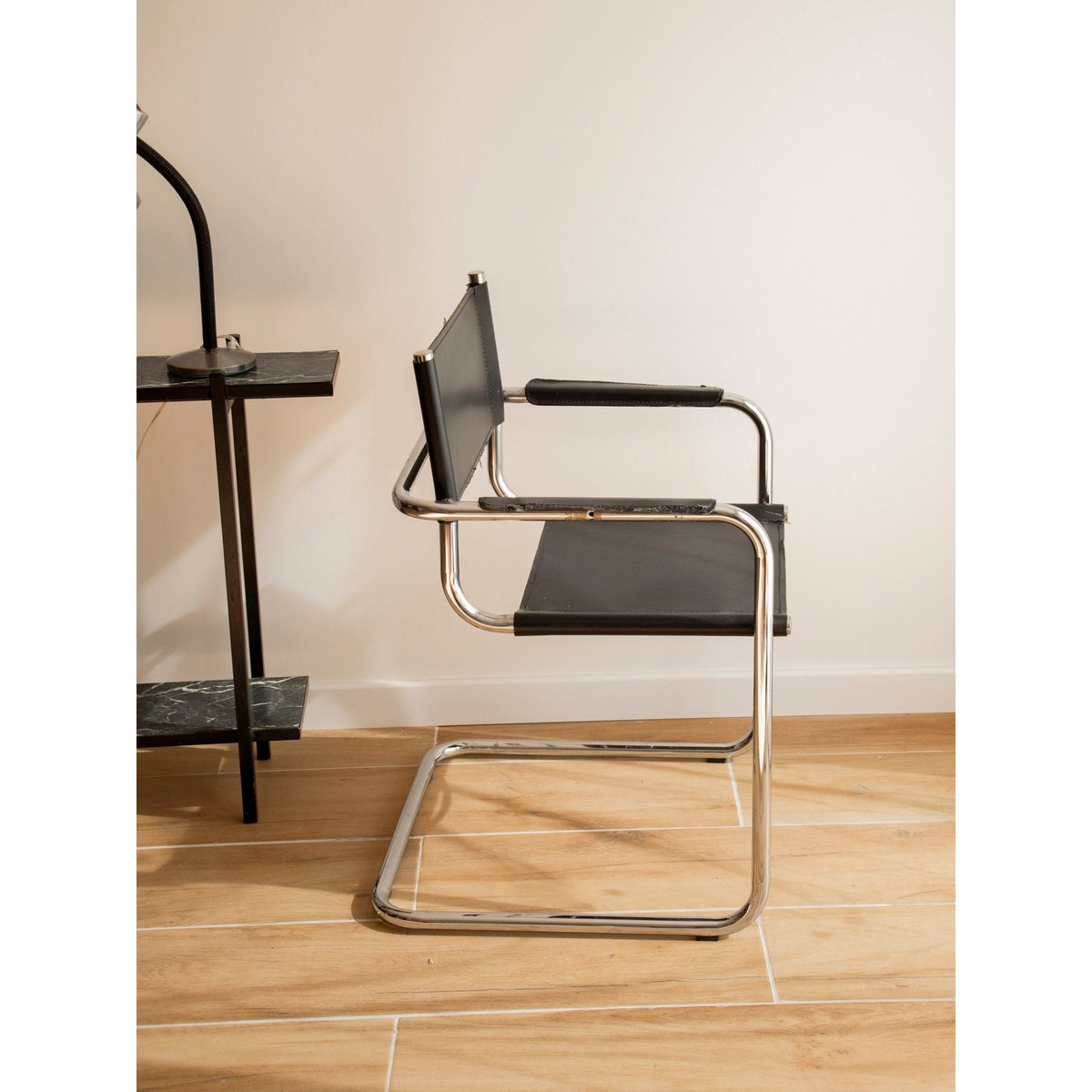 Chaise à l'assise en cuir noir Alma N°1869 - Bon état noir, DEBONGOUT