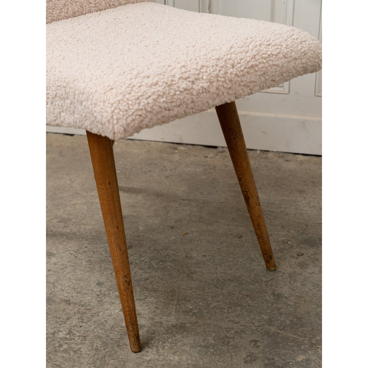 Paire de chaises en tissu bouclette blanc Alma N°1691 - Bon état blanc, DEBONGOUT
