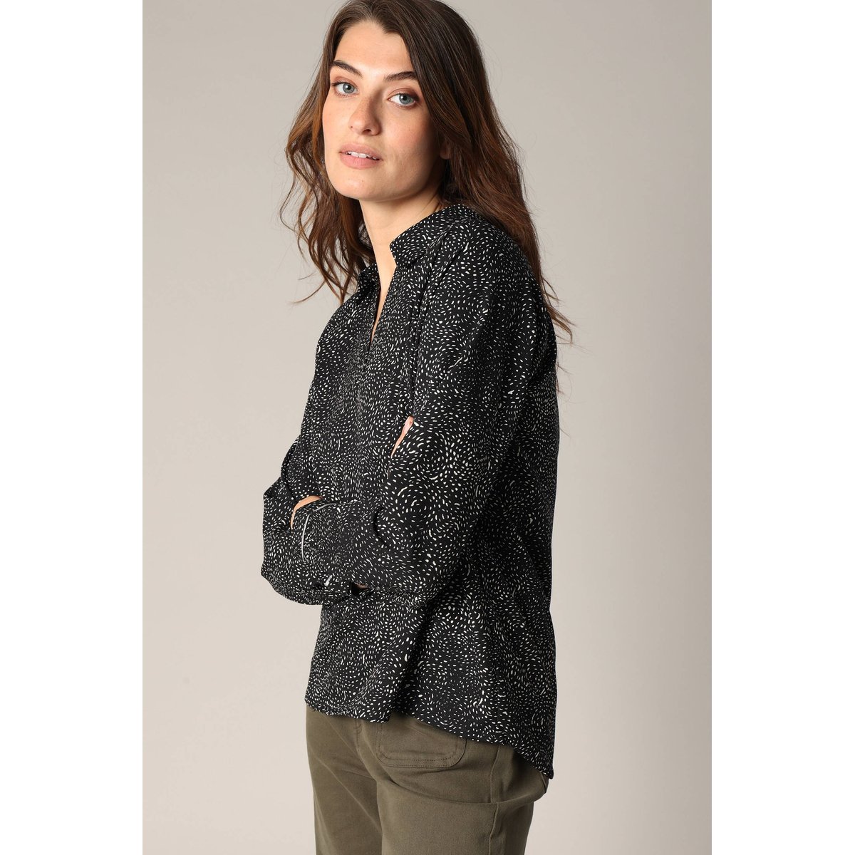 Blouse fluide à imprimé abstrait
 NESSILI black, DEELUXE