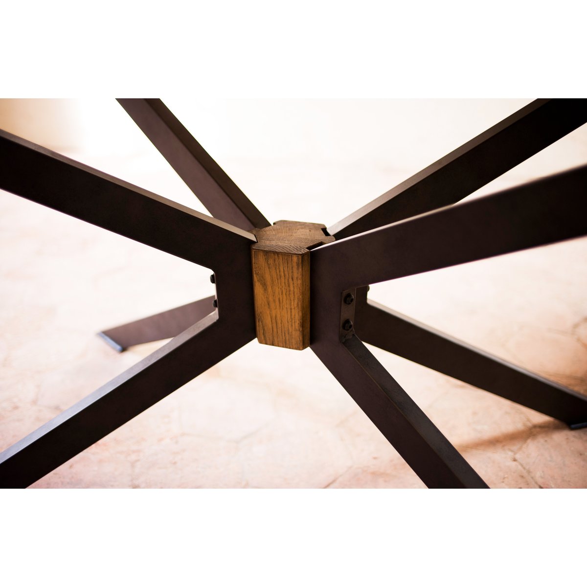 Table de repas en laiton et chêne LIVERPOOL marron clair, PRODUIT INTERIEUR BRUT