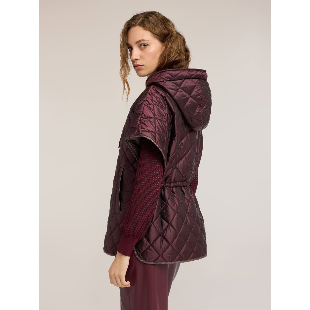 Gilet matelassé avec capuche et manches kimono marron, MOTIVI
