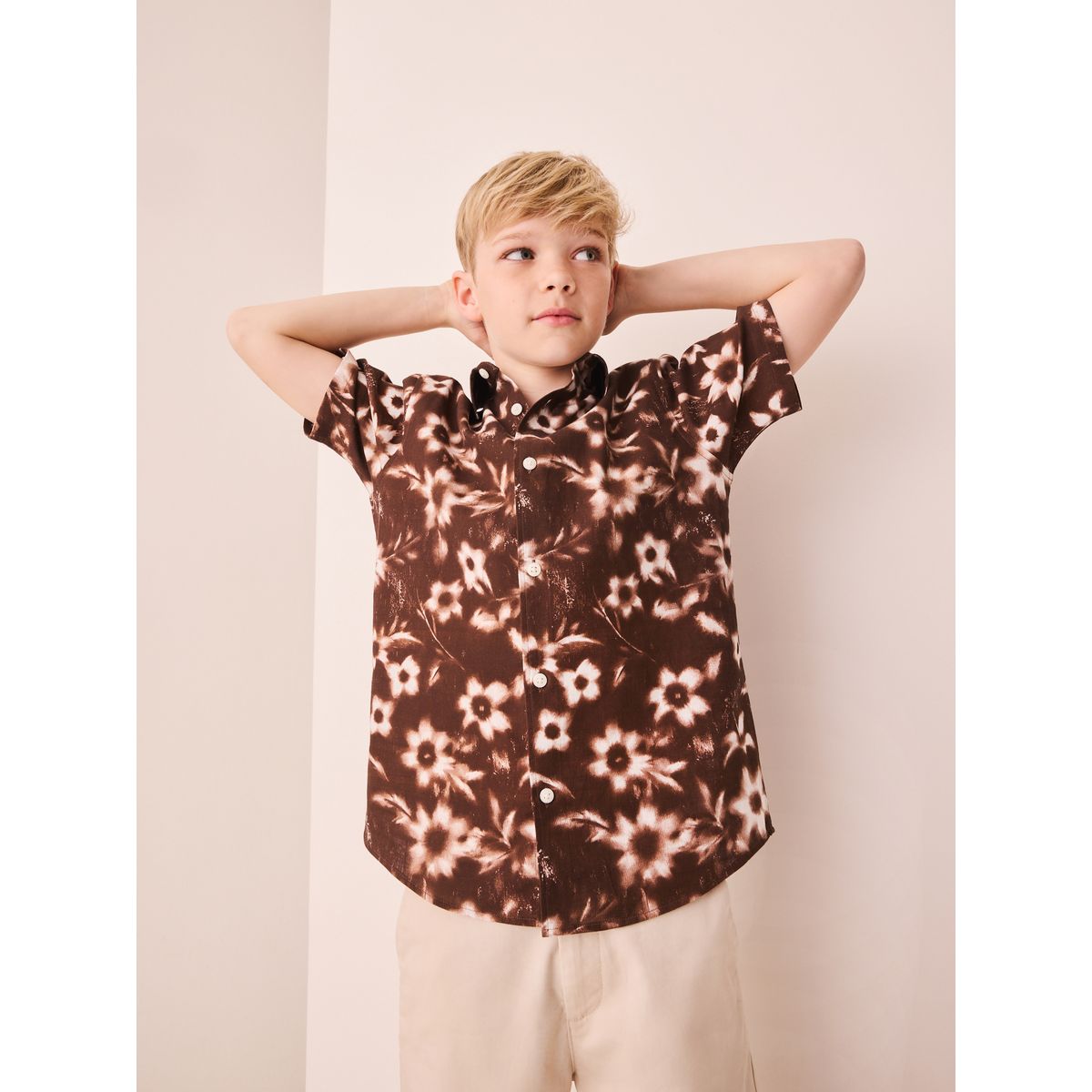 Chemise à manches courtes avec fleurs fleurs imprimées marron chocolat sur toute la surface, NEXT