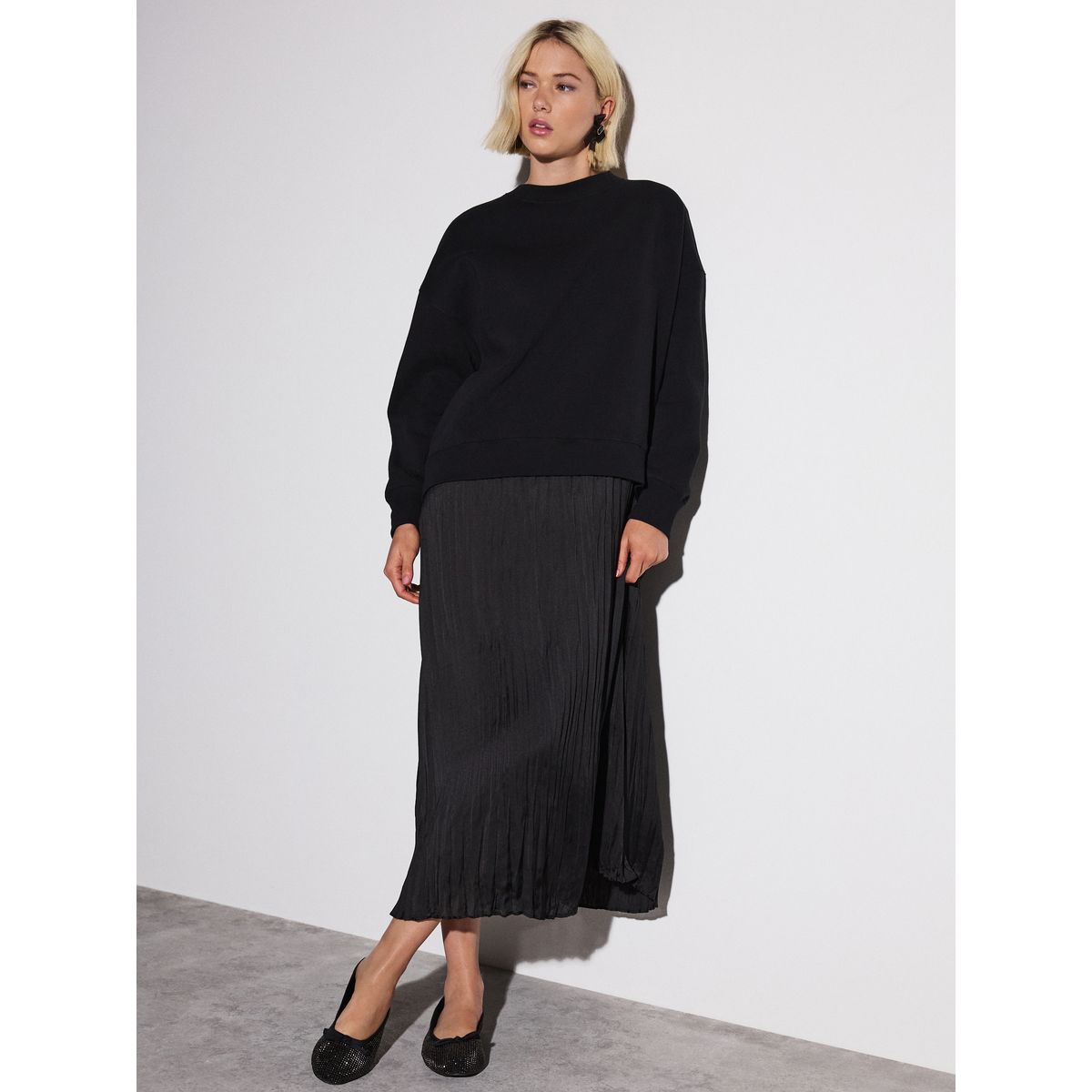 Pull doux et jupe midi en satin 2-en-1 noir, NEXT