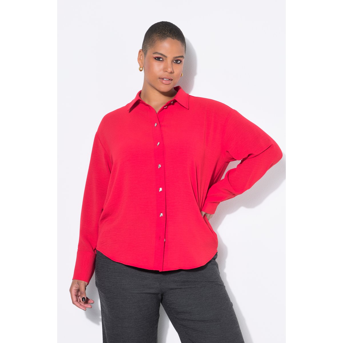 Chemisier oversize. Boutons fantaisie rouge, STUDIO UNTOLD