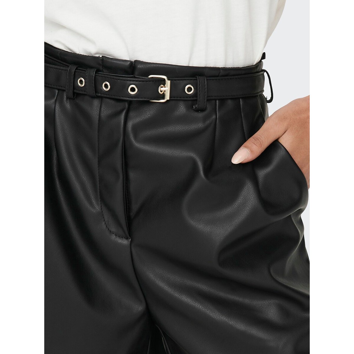 Short en simili 100% polyester noir, ONLY