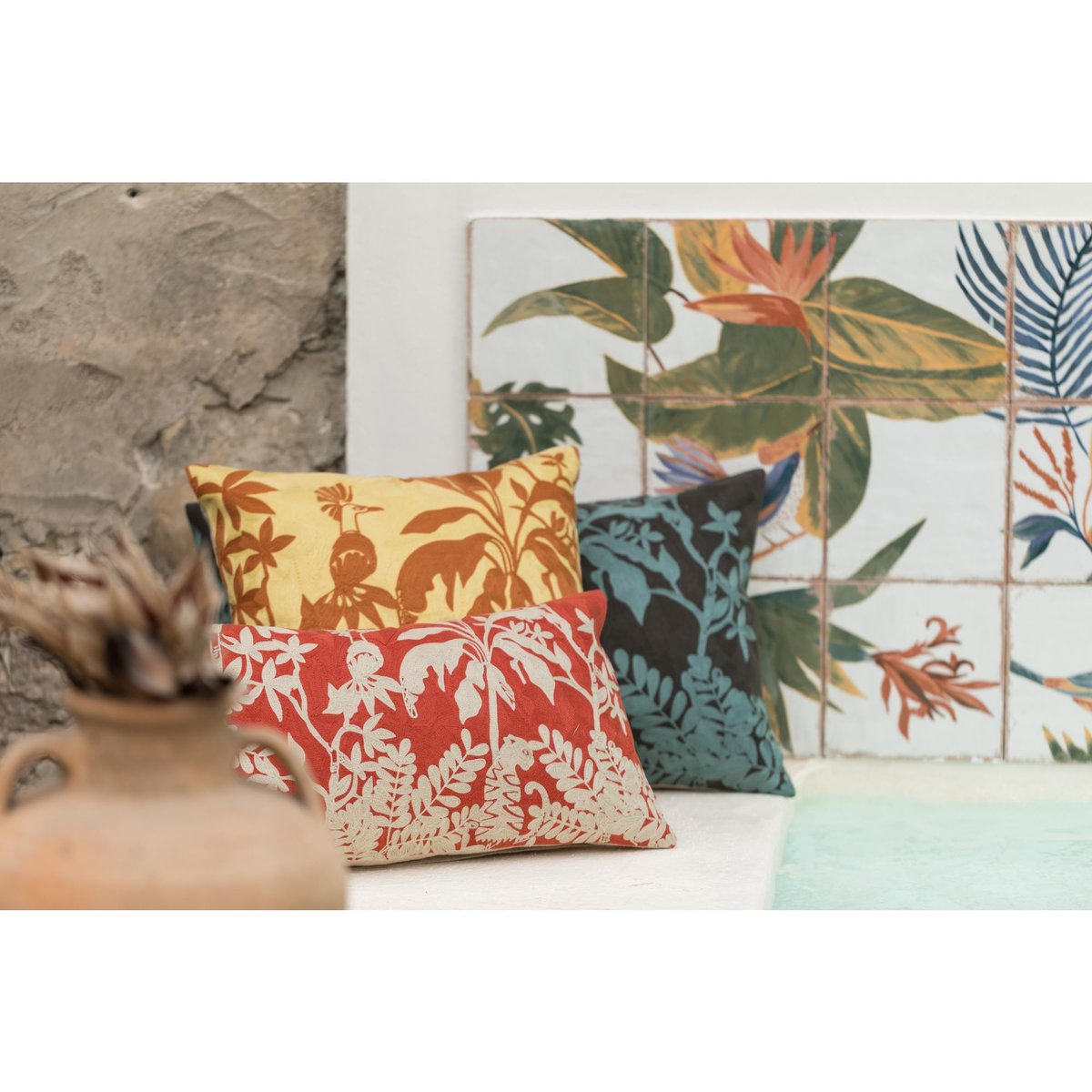 Coussin brodé Raki carbone, VIVARAISE