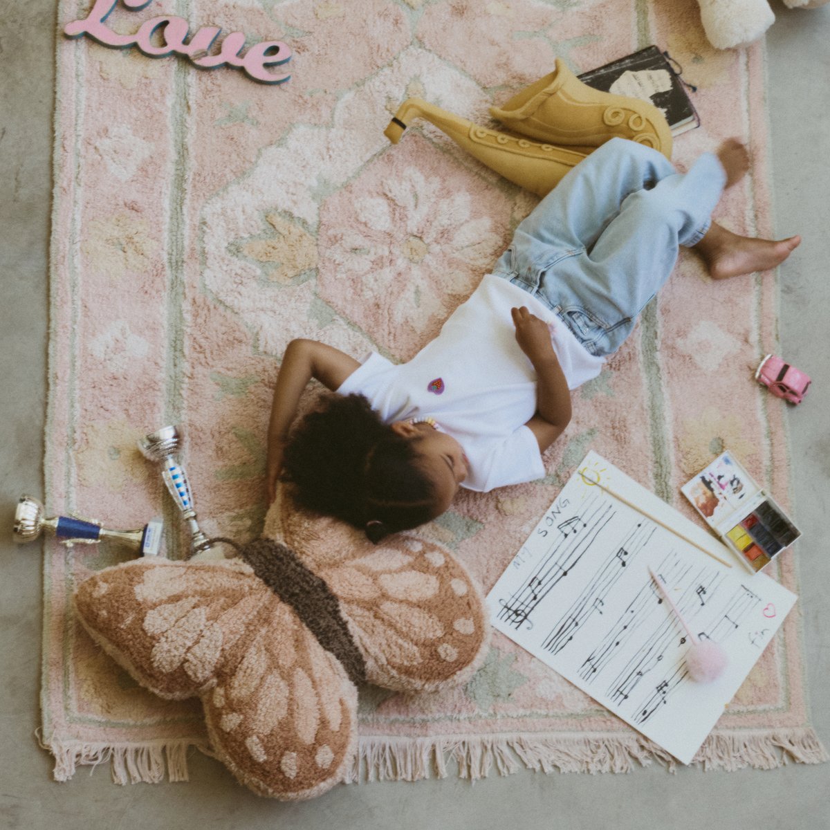 Coussin de sol Papillon PETALS & PALS rose, châtaigne, sable rose, grain de café, brun terre, naturel, LORENA CANALS
