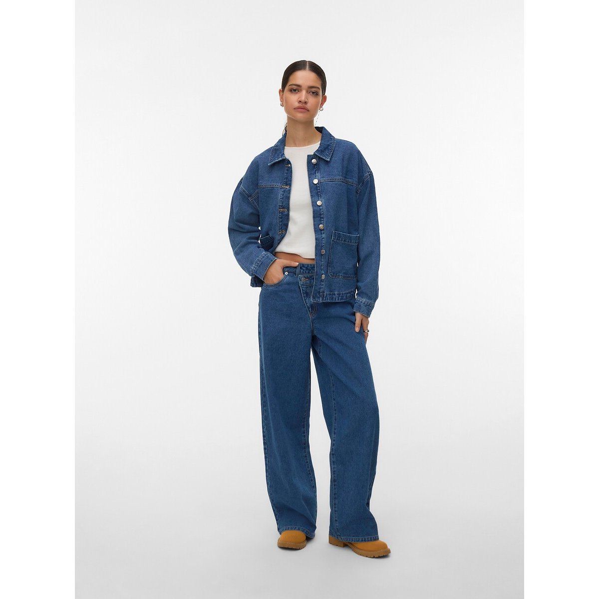 Giacca in denim abbottonata con tasche, collo a polo medium blue, VERO MODA