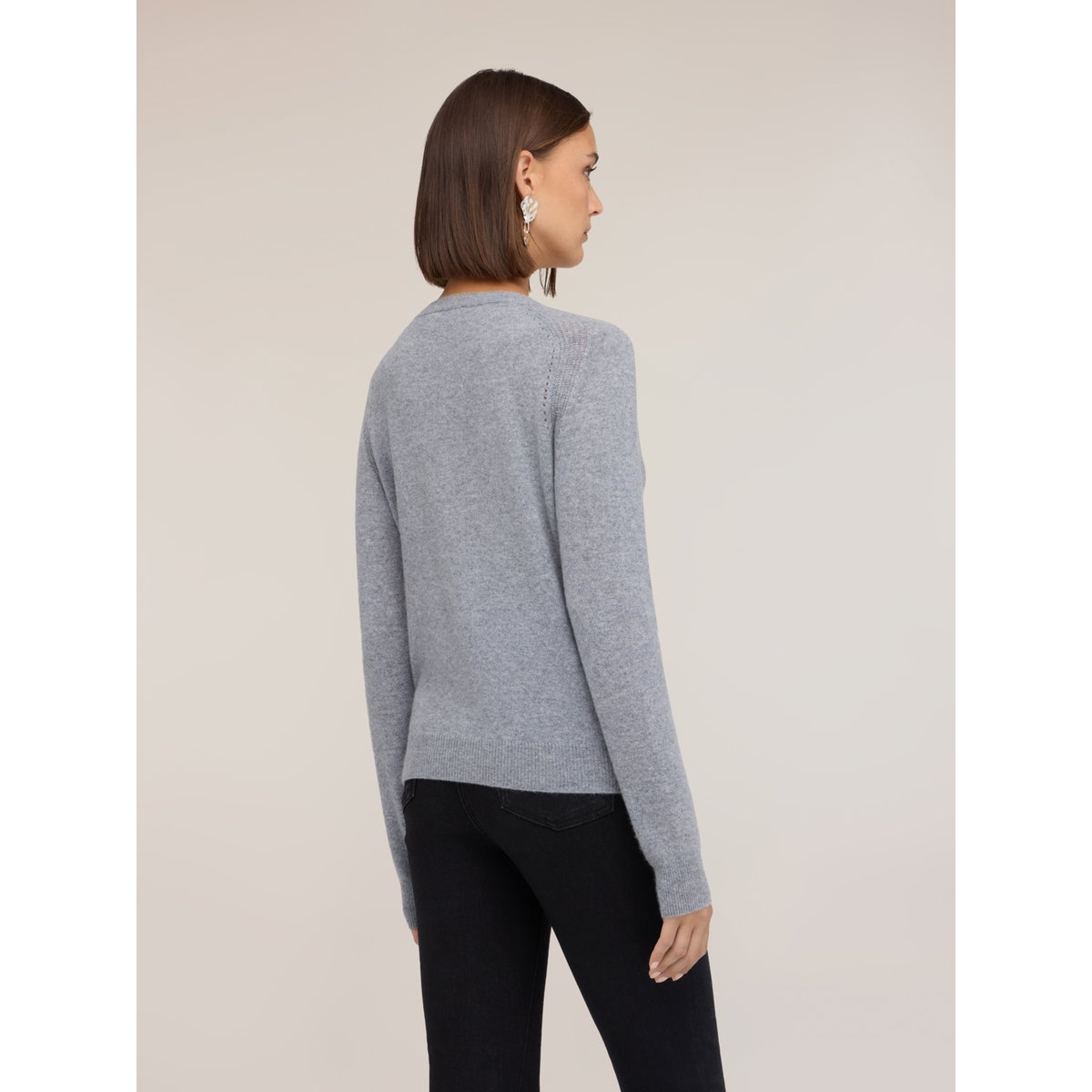 Cardigan gris, MOTIVI
