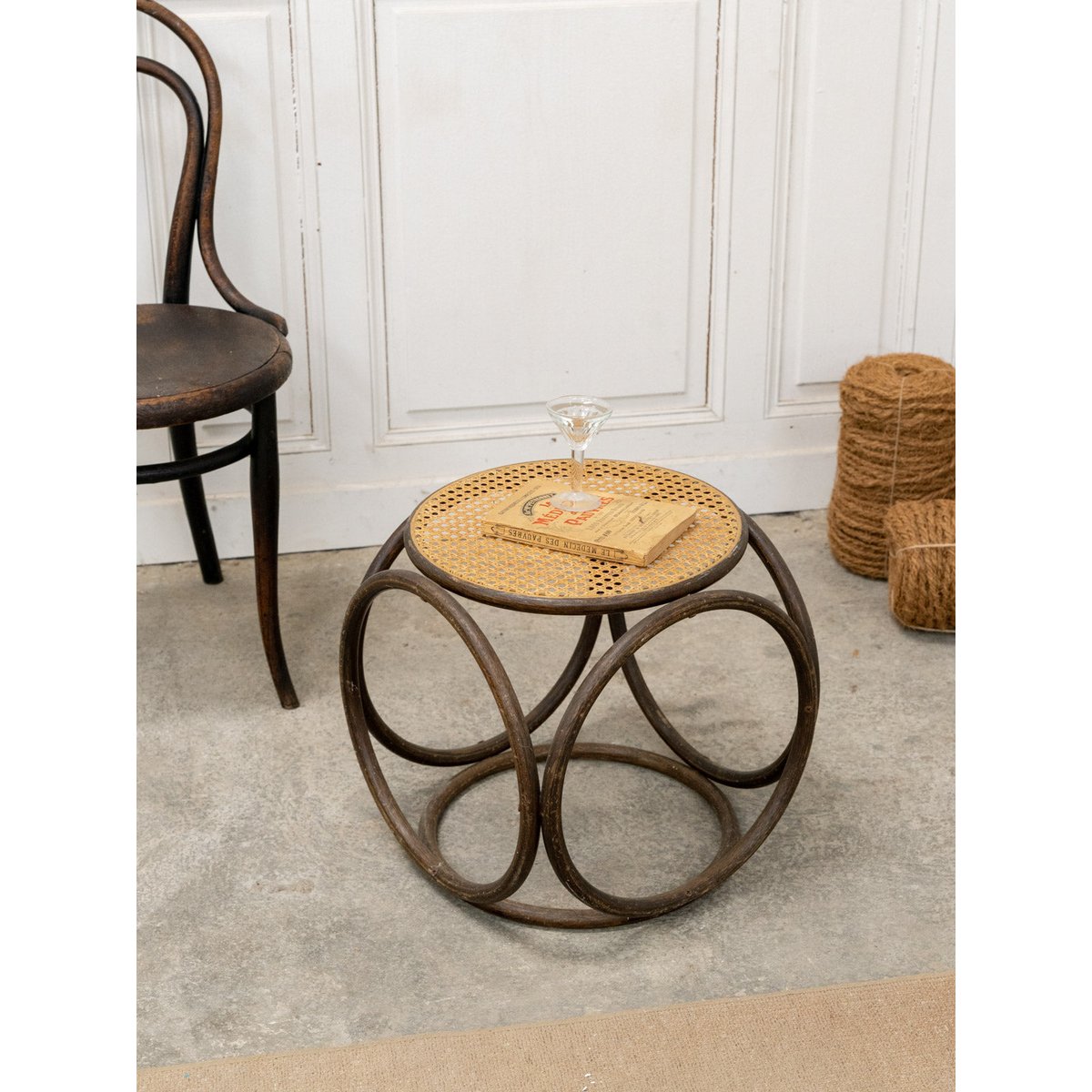 Table d'appoint en bois et cannage Francine N°1060 - Bon état bois foncé, DEBONGOUT
