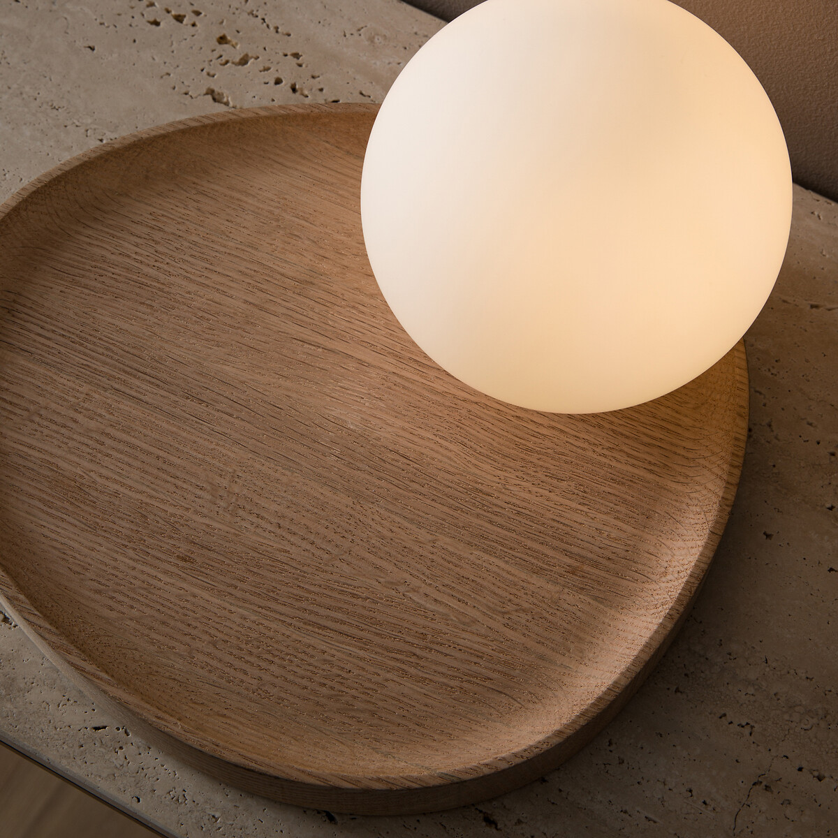 Lampe à poser, globe opaline/chêne, Hannasta chêne, AM.PM