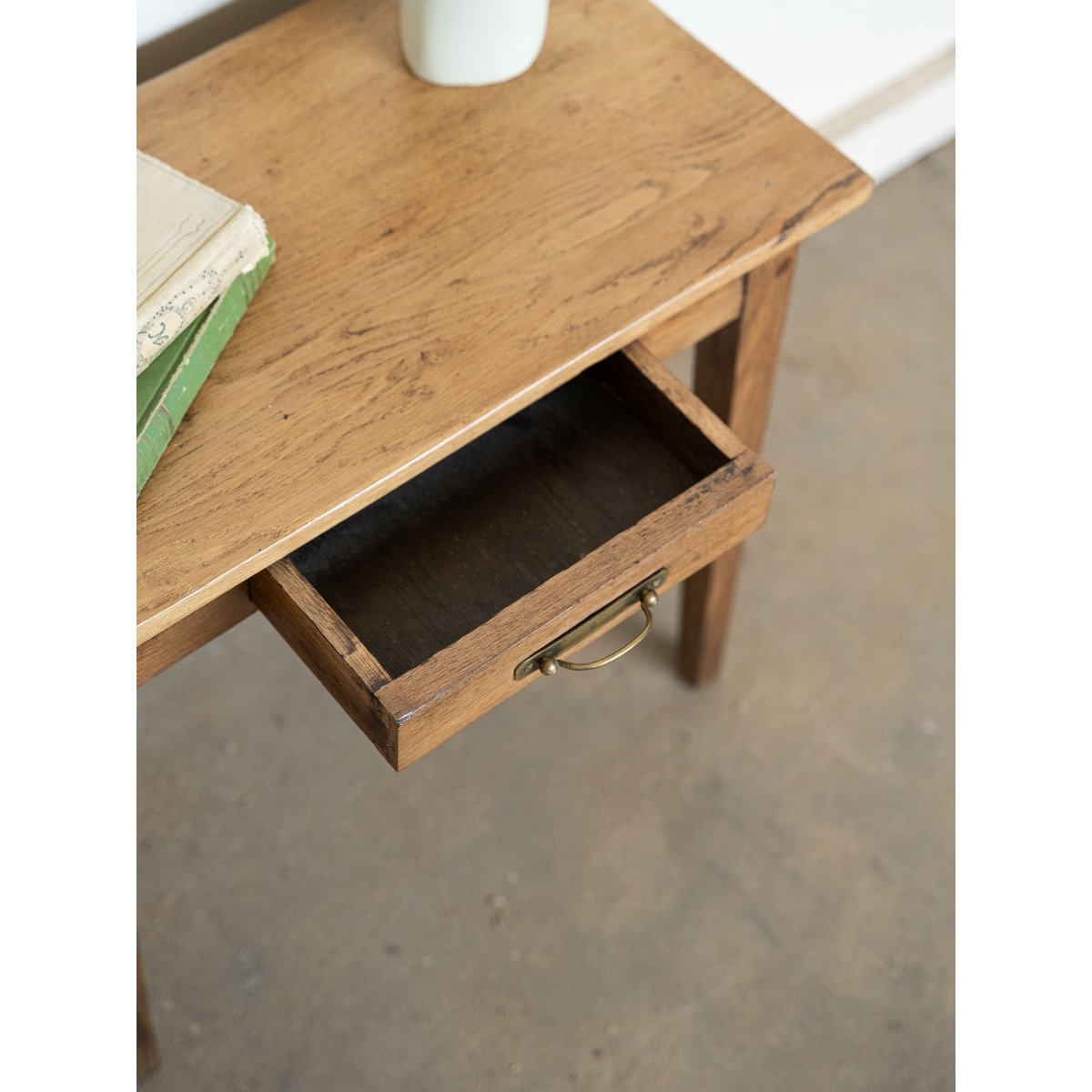 Petite table d'appoint de campagne en bois Francine N°1595 - Bon état bois foncé, DEBONGOUT