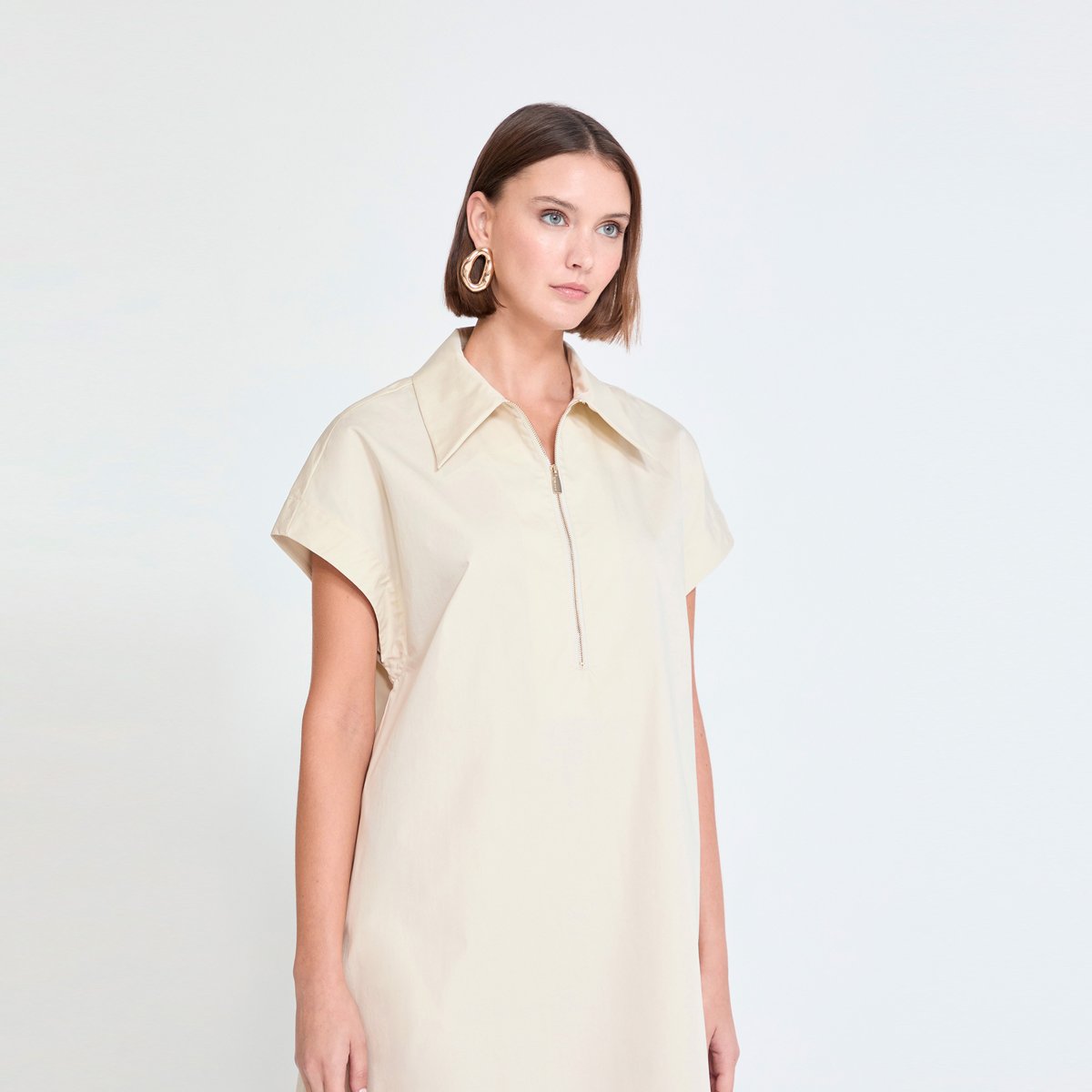 Robe courte structurée à col chemise zippé sable clair, LOLA CASADEMUNT