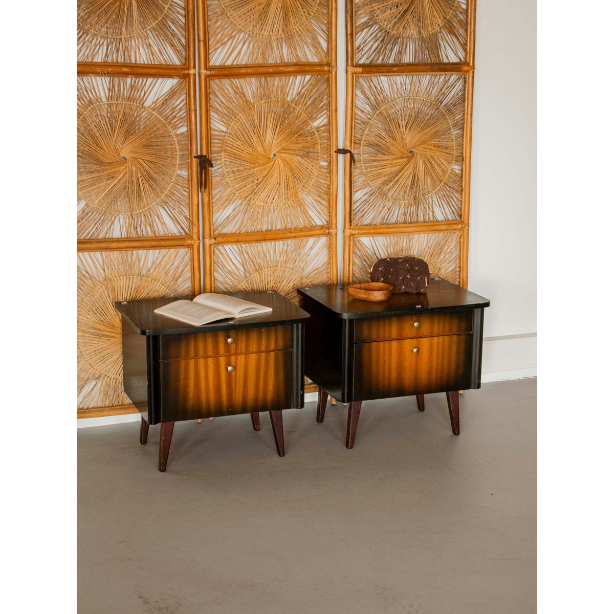 Paire de tables de chevet mid-century Maïa N°1581 - Bon état bois foncé, DEBONGOUT