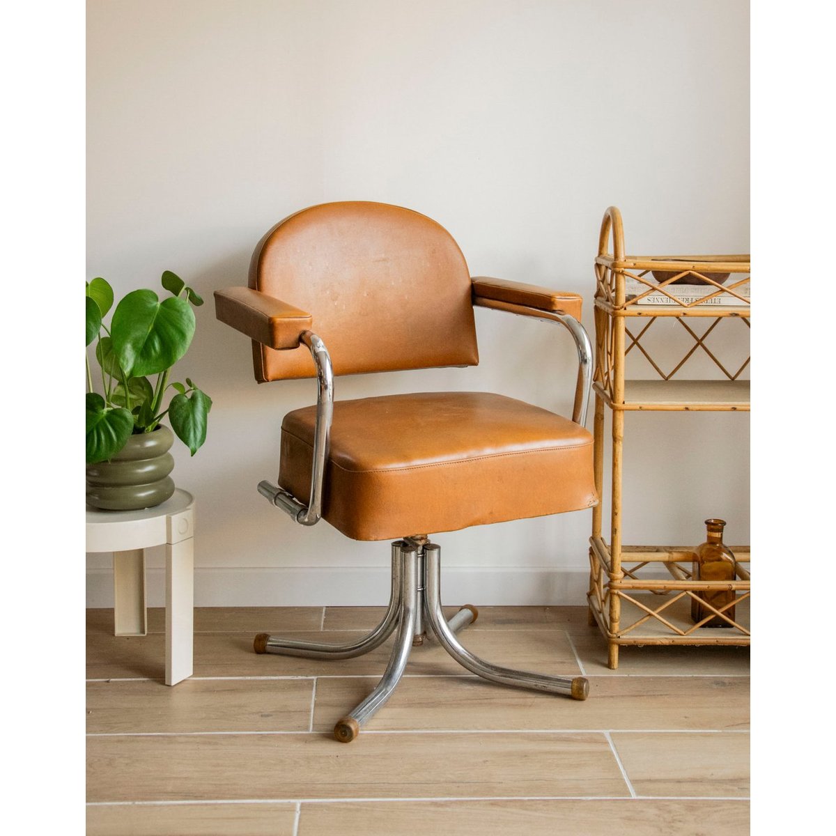 Fauteuil de barbier en cuir camel Jakob N°1359 - Bon état camel, DEBONGOUT