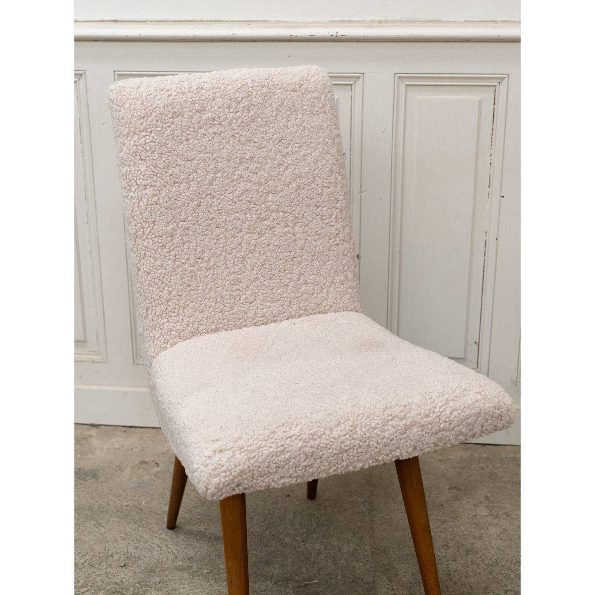 Paire de chaises en tissu bouclette blanc Alma N°1691 - Bon état blanc, DEBONGOUT