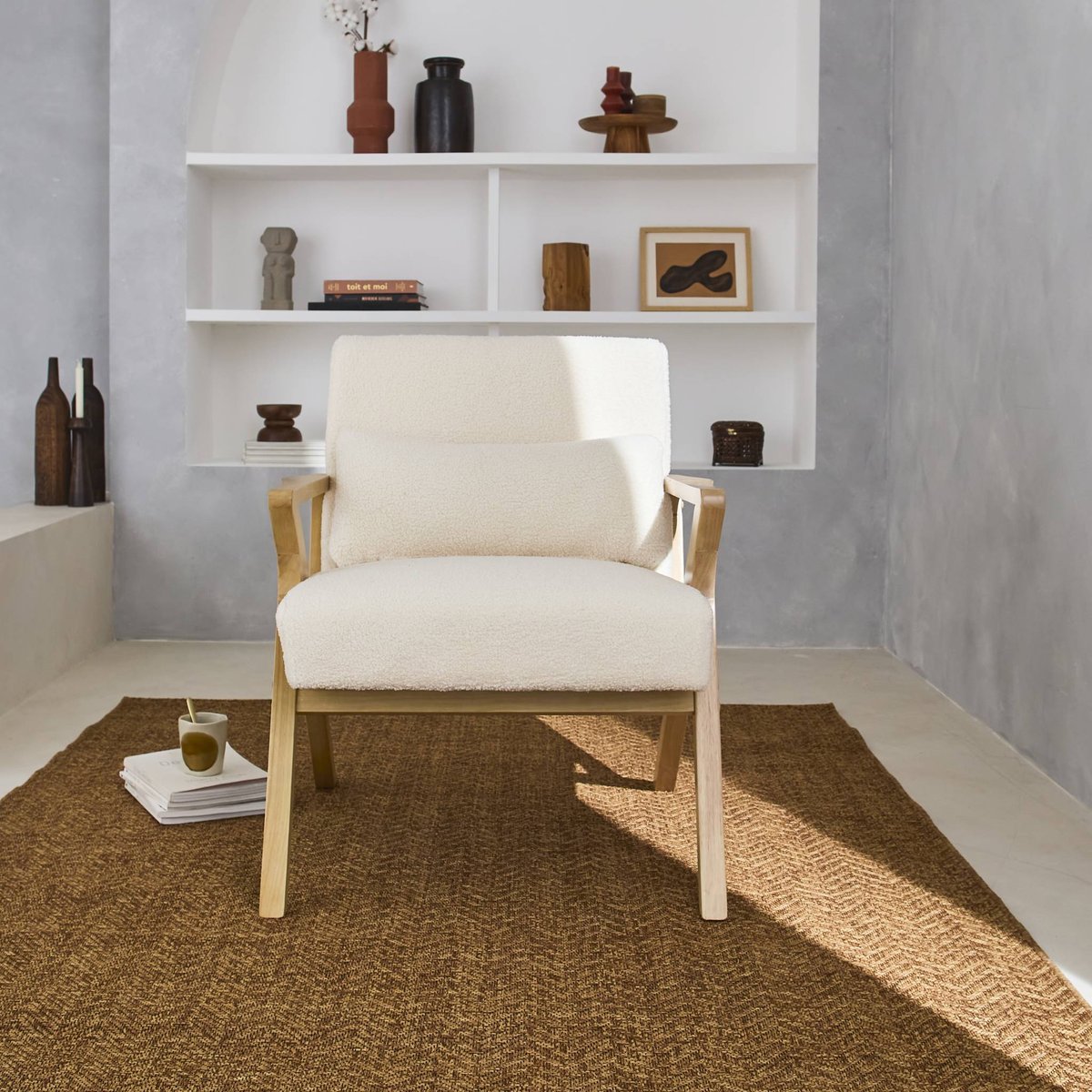Fauteuil scandinave bois d'hévéa et bouclette ANTOINE crème, SWEEEK