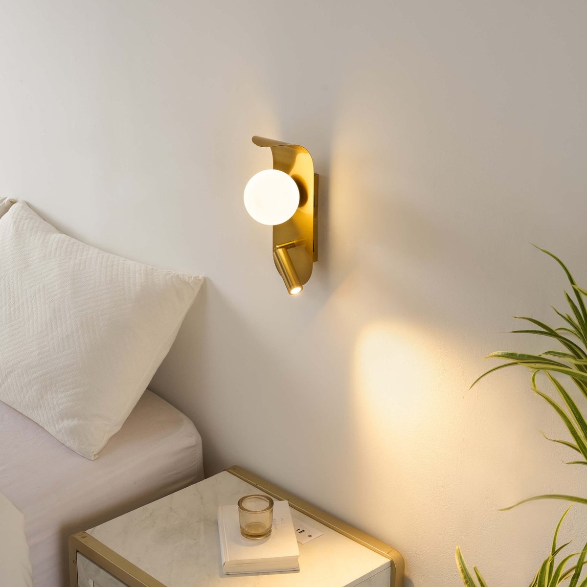 Applique moderne liseuse orientable - MATALIA laiton et blanc, KOSILUM