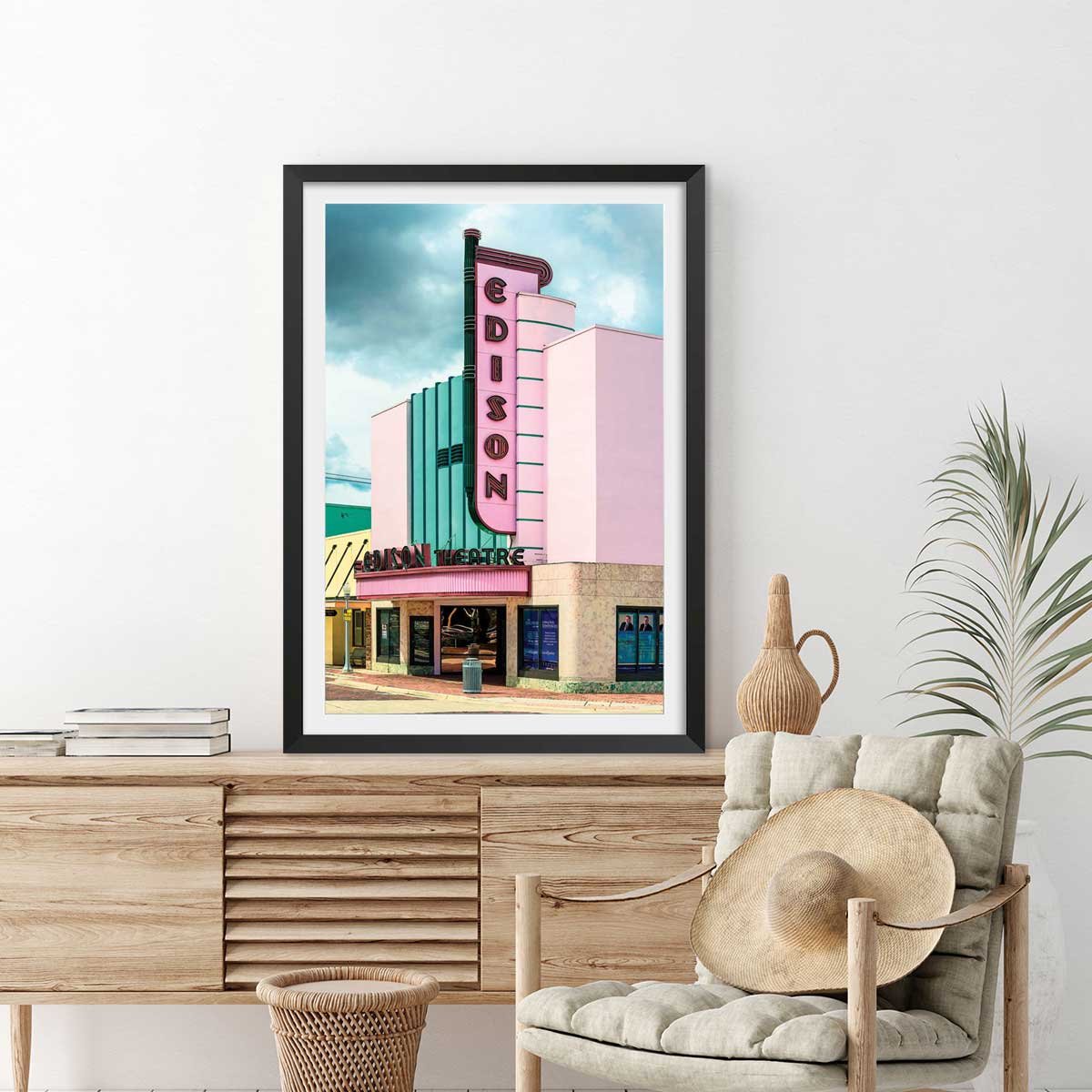 Affiche edison theater sur fond rose affiche + cadre en bois - noir, HEXOA