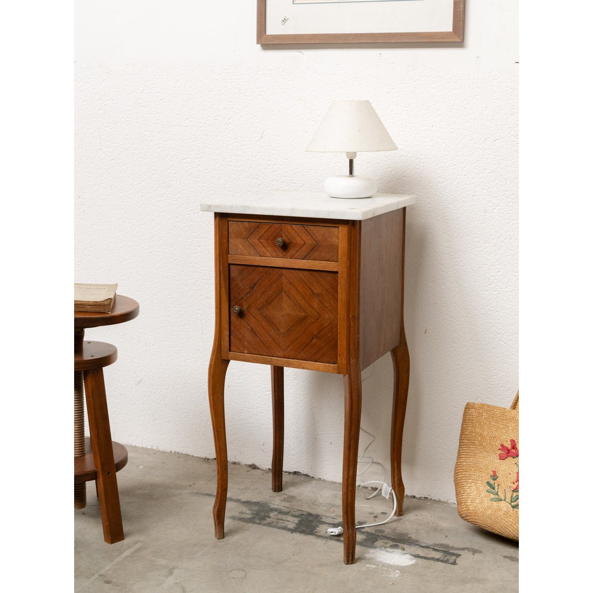 Table de chevet en bois et marbre blanc Odile N°1613 - Bon état bois foncé, DEBONGOUT