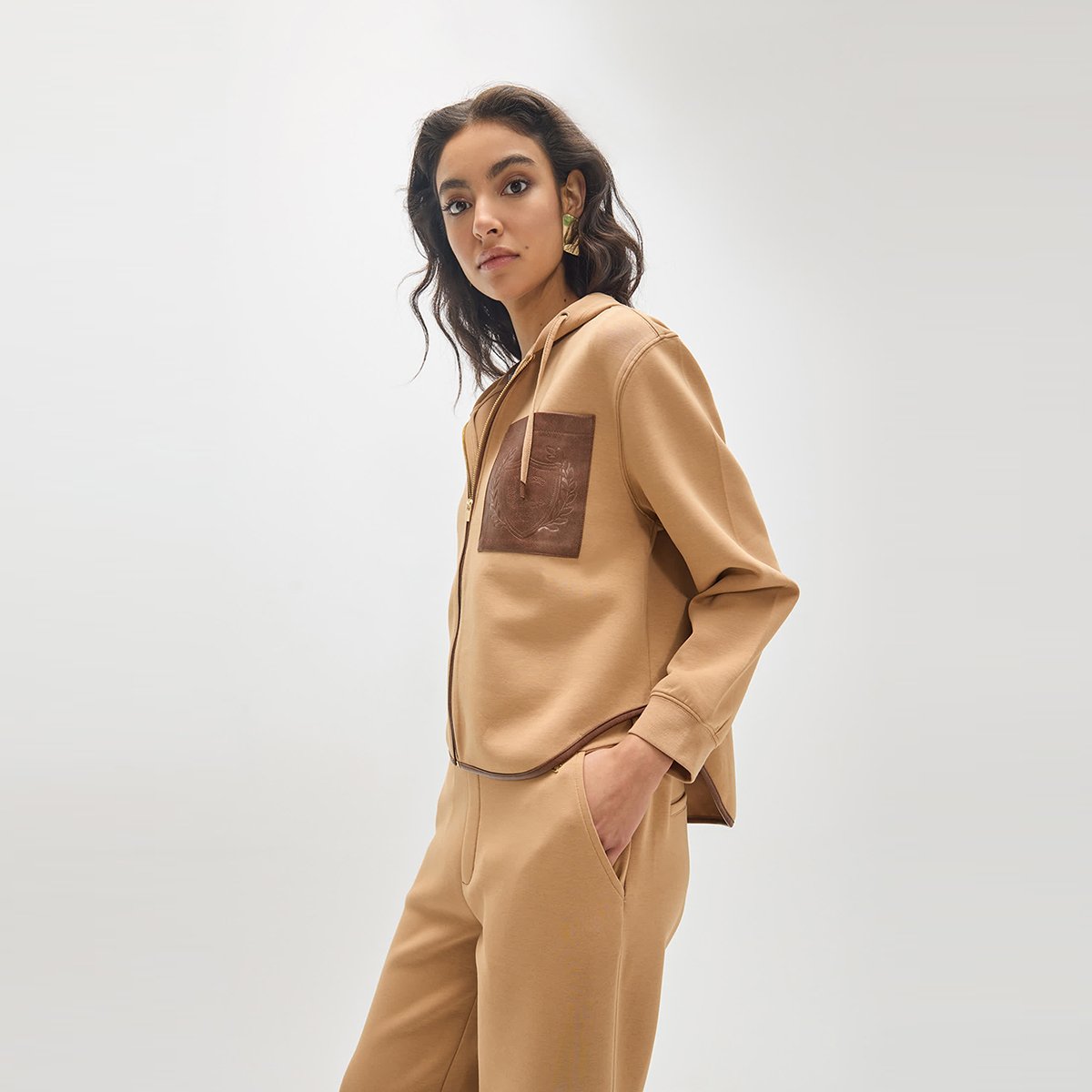 Sweat zippé à capuche avec poche faux cuir camel, LOLA CASADEMUNT
