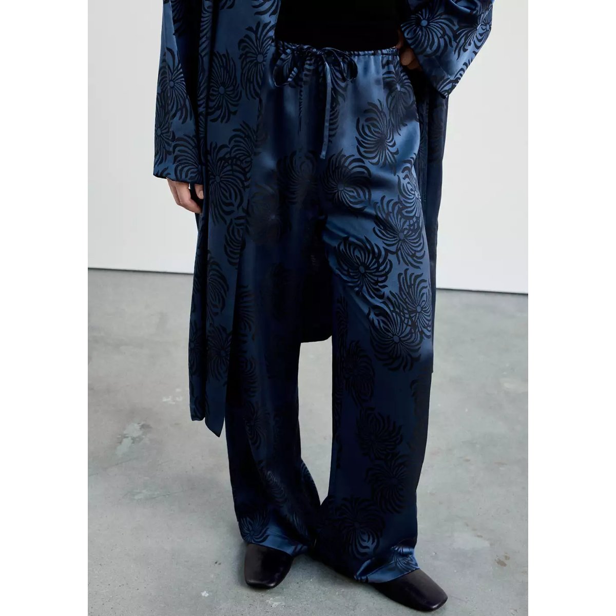 Pantalon satiné jacquard bleu nuit, MANGO