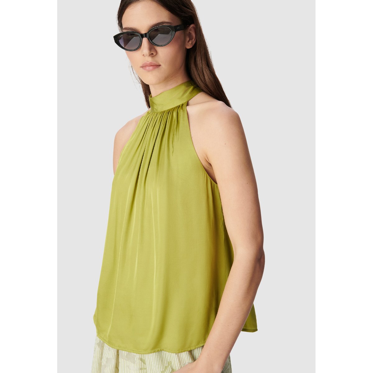 Top sans manches col montant en satin olive d'été, IKKS