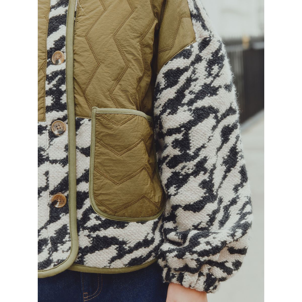 Veste boutonnée en peau lainée duveteuse vert olive/impression monochrome, NEXT
