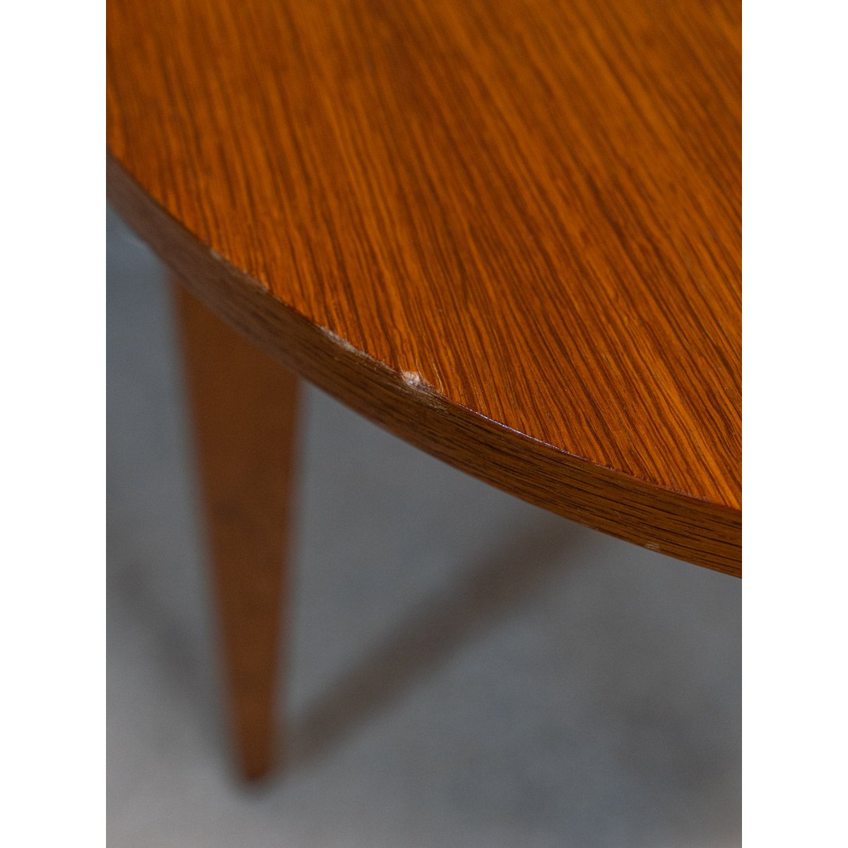Table basse ronde en bois Donna N°970 - Bon état bois foncé, DEBONGOUT