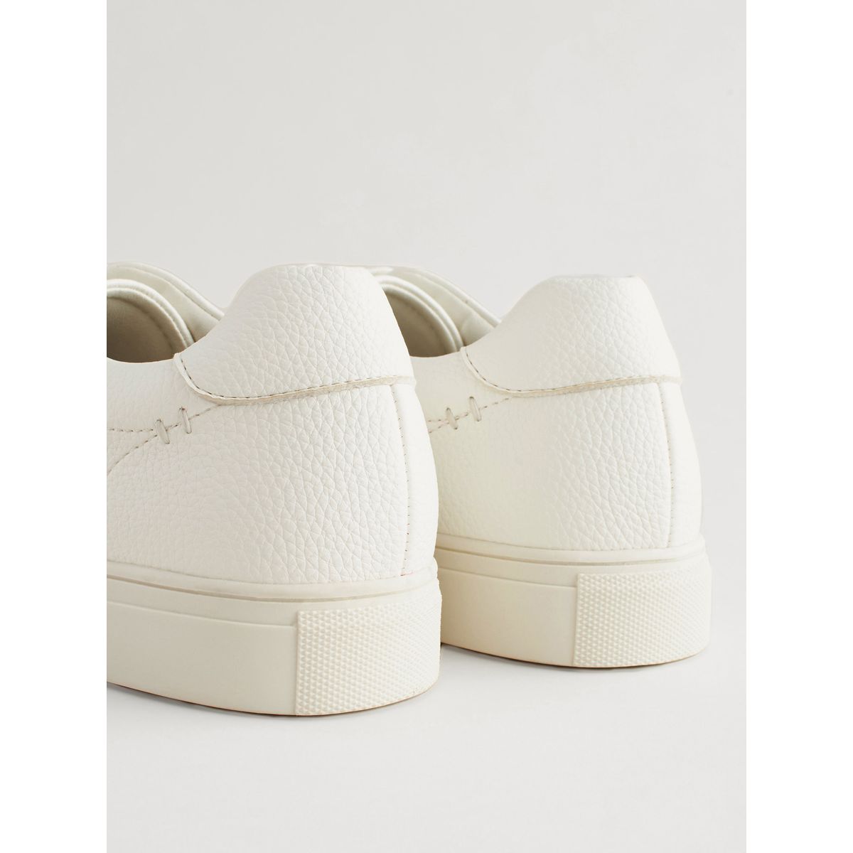 Baskets minimalistes fond blanc, NEXT